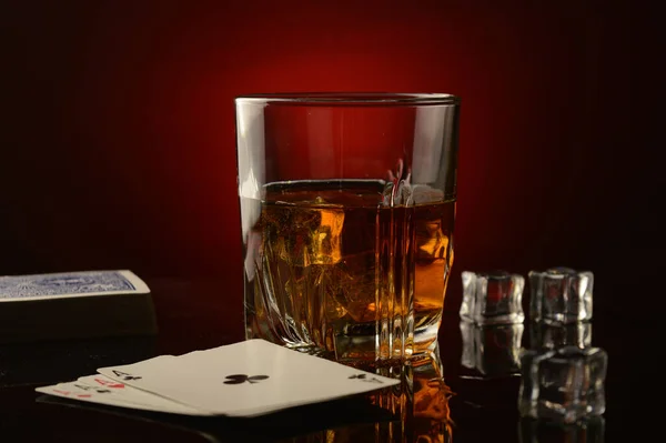 Ein Glas Whiskey Neben Einem Kartenspiel Und Eine Gemachte Pokerhand — Stockfoto