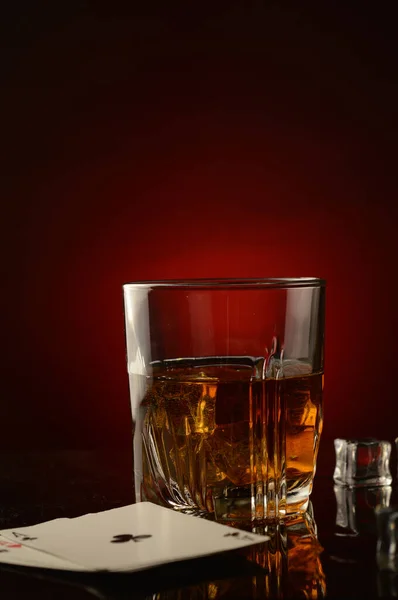Eine Vertikale Komposition Aus Einem Whiskey Getränk Und Einer Gemachten — Stockfoto