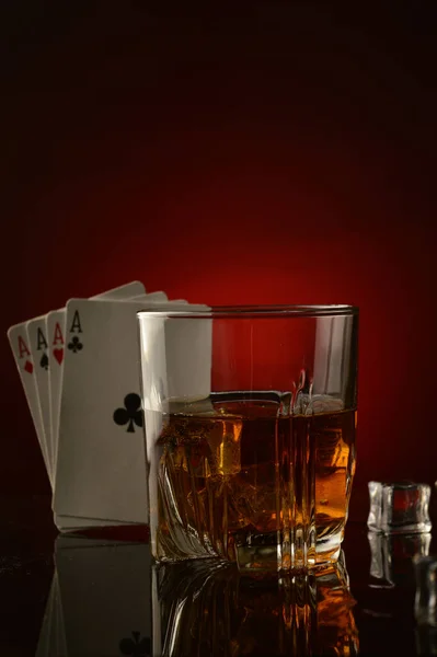 Płytka Głębokość Pola Szklance Whisky Czterema Asami Reprezentowania Napoju Hazardzistów — Zdjęcie stockowe