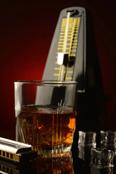 Koncepcja Ryżu Bluesa Wykorzystująca Szklankę Whisky Harmonijką Muzycznym Metronomem Refleksyjnym — Zdjęcie stockowe