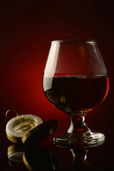 Een Verticale Compositie Van Een Glas Cognac Een Oud Kompas — Stockfoto