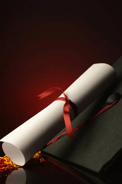 Uma Visão Aproximada Diploma Chapéu Grau Papelão Sobre Fundo Vermelho — Fotografia de Stock