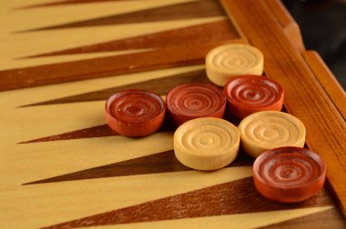 Oyunda bir tavla oyununun yakın çekimi.