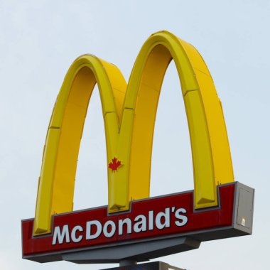 SMITHS FALls, ONTARIO, CANADA, 10 Mart 2021: Smiths Falls şehir merkezindeki McDonalds restoranının yakın görüntüsü.