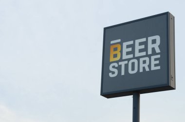 SMITHS FALls, ONTARIO, CANADA, Mart 10, 2021: Smiths Falls, on, kış sonlarında küçük bir kasabada yer alan The Beer Store tabelasının yakın görüntüsü.