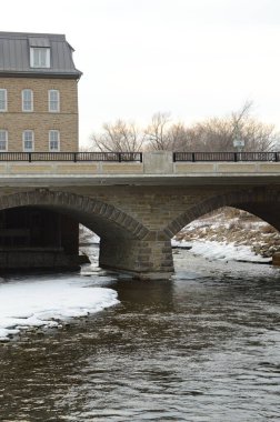 SMITHS FALls, ONTARIO, CANADA, 10 Mart 2021: Rideau Kanal Müzesi ve Beckwith St Bridge 'in su karşısındaki manzarası.