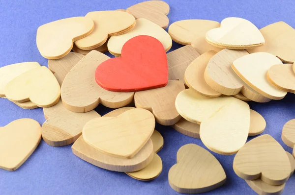 Red Wood Heart Singled Out Top All Other Uncolored Wood — Stock Photo, Image