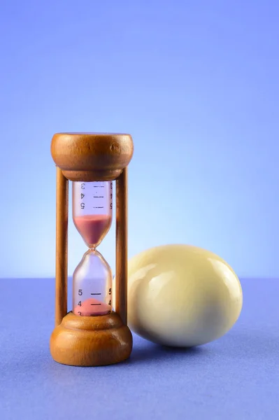 Temporizador Ovo Cozinha Com Ovo Cozido Duro Sobre Fundo Azul — Fotografia de Stock