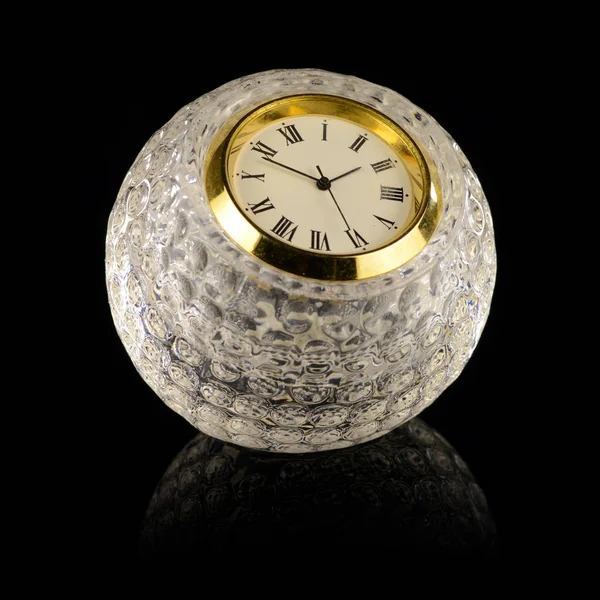 Orologio Forma Palla Golf Cristallo Con Finiture Oro Quasi Sorprendente — Foto Stock