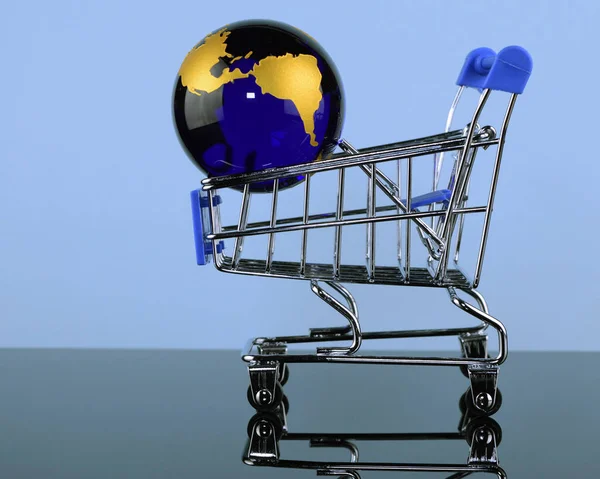 Carrinho Compras Com Terra Dentro Para Conceitos Globais Compras Marketing — Fotografia de Stock