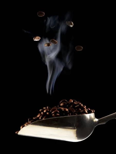 Uma Colher Grãos Café Recém Torrados Sobre Fundo Preto Escuro — Fotografia de Stock
