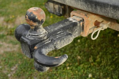Arkadaki yük çekmek için bir araca bağlı römorkun yakın çekim görüntüsü.