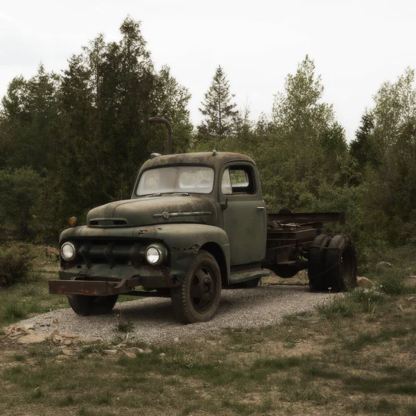 停放在田里的一辆旧卡车的老式构图 — 图库照片