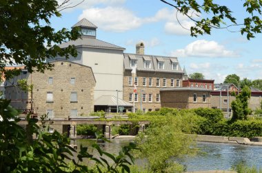 SMITHS FALls, ONTARIO, CA, 16 Haziran 2021: Halka açık bir Rideau Kanal Bilgi Merkezi ve Müzesi olan Wood Mill 'in tarihi manzarası.