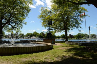 SMITHS FALls, ONTARIO, CA, 16 Haziran 2021: Smiths Falls, Ontario 'daki Centennial Park' taki çeşmelerin güneşli bir bahar sonunda görüntüsü.