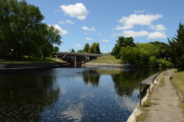 SMITHS FALls, ONTARIO, CA, 16 Haziran 2021: Sansasyonel Smiths Falls, Ontario 'da Beckwith St Bridge' in Rideau Kanalı 'nı geçerken görüntüsü.