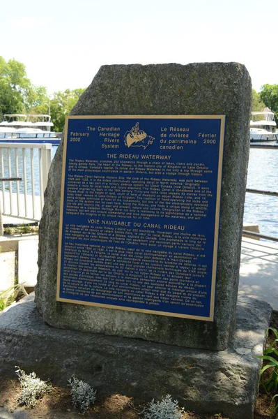 Smiths Falls Ontario 2021年6月16日 写真は100年公園の大きな石で スミス滝からオタワまでのキングストンからスミス滝までのリドー水路システムについての情報が掲載されています — ストック写真