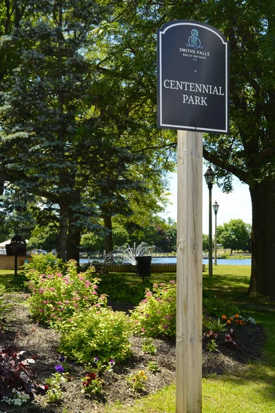 Smiths Falls Ontario Juni 2021 Skylten Mot Centennial Park Ligger — Stockfoto