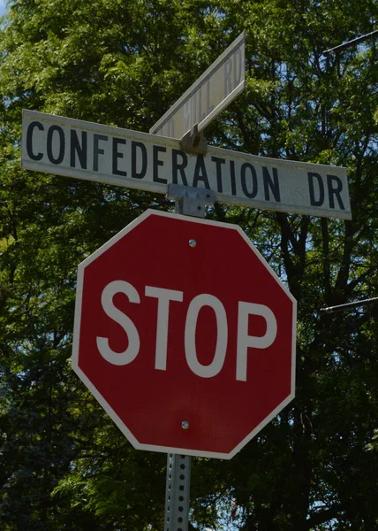 Una Señal Parada Intersección Ubicada Old Mill Road Confederation Drive — Foto de Stock