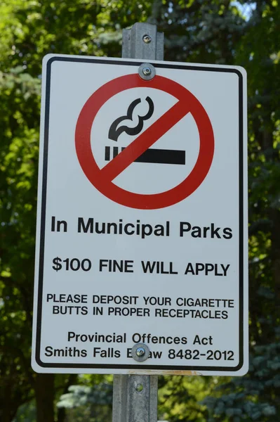 Smiths Falls Ontalio June 2021 Smoke Bylaw Sign Centennial Park 로열티 프리 스톡 사진