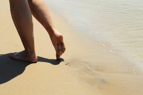 Primer Plano Los Pies Las Mujeres Caminando Playa Durante Sol —  Fotos de Stock