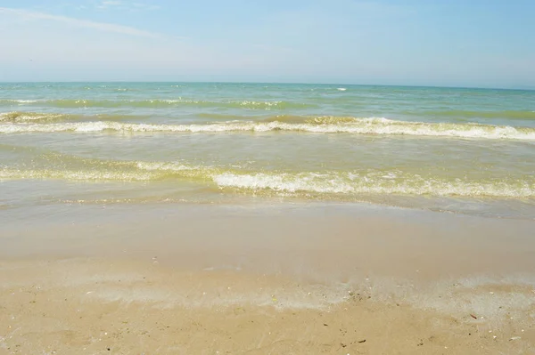 Una Vista Del Borde Las Aguas Que Mira Desde Costa — Foto de Stock