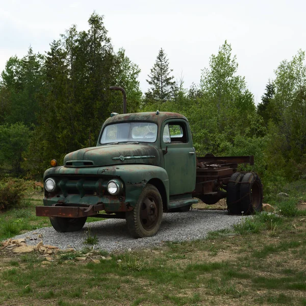 Vieux Camion Rouillé Garé Dans Champ Fin Printemps — Photo