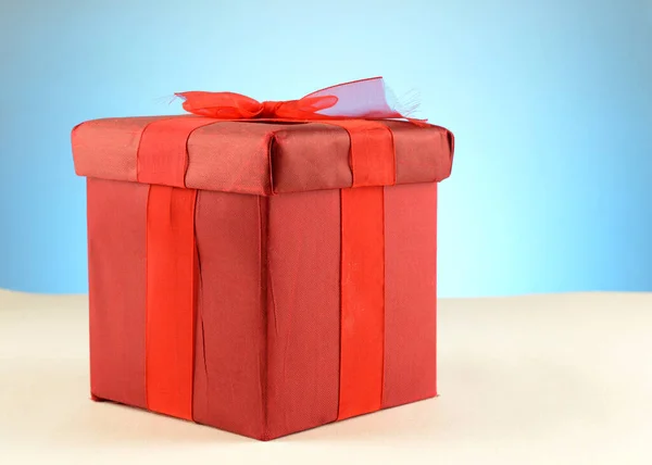 一个用彩带和蝴蝶结包裹的充满活力的红色礼品盒 — 图库照片
