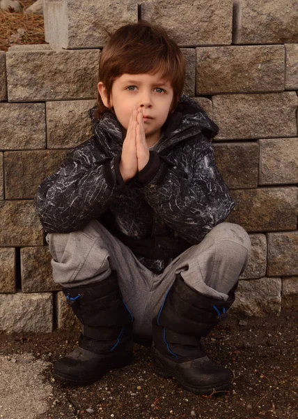 Niño Pequeño Está Oración Mientras Mira Espectador Cámara —  Fotos de Stock