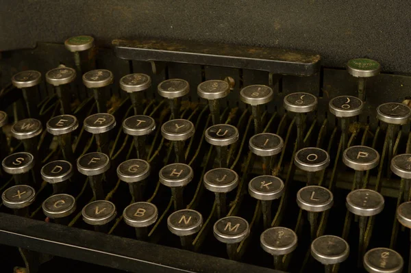Nahaufnahme Einer Alten Schreibmaschinentastatur Die Für Das Englischsprachige Typoskript Entworfen — Stockfoto