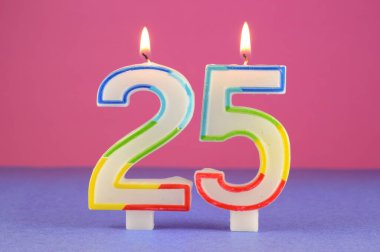 25 yıl süren ve mumların yaktığı renkli gökkuşağı şeklinde bir balmumuyla kutlanan bir kutlama..