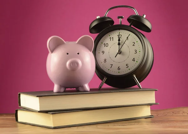Concepto Para Ahorrar Dinero Usando Una Alcancía Reloj Sobre Una — Foto de Stock