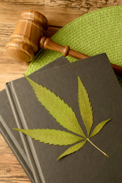 Una Imagen Conceptual Enfocada Información Legal Marihuana Usando Libros Martillo — Foto de Stock