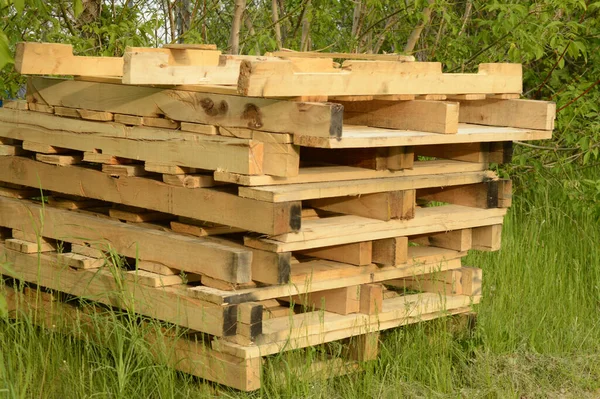 Ein Stapel Holzpaletten Für Den Industriellen Einsatz Wird Draußen Hof — Stockfoto