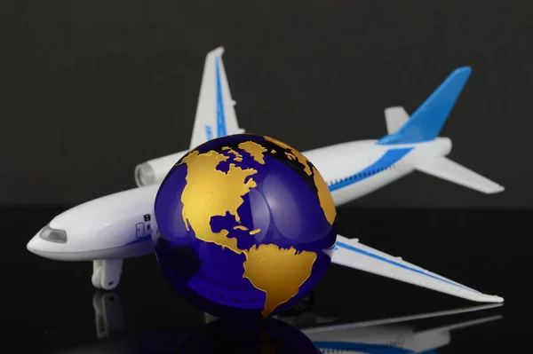 Airplane Globe Earth Represent How Far Can Travel — Stock Photo, Image