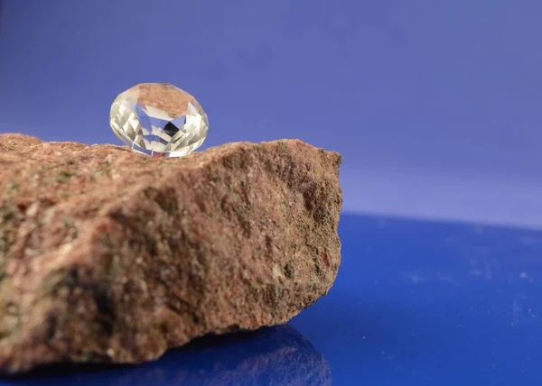 Ένα Λαμπρό Διαμάντι Κοπής Εμφανίζεται Στην Κορυφή Ενός Ακατέργαστου Κομμάτι — Φωτογραφία Αρχείου