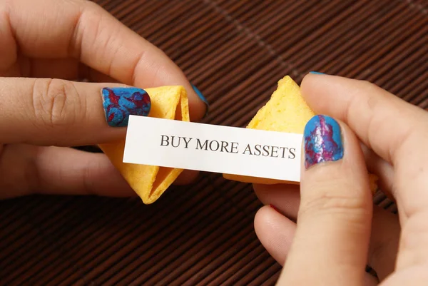Opening A Fortune Cookie — Stock Photo, Image