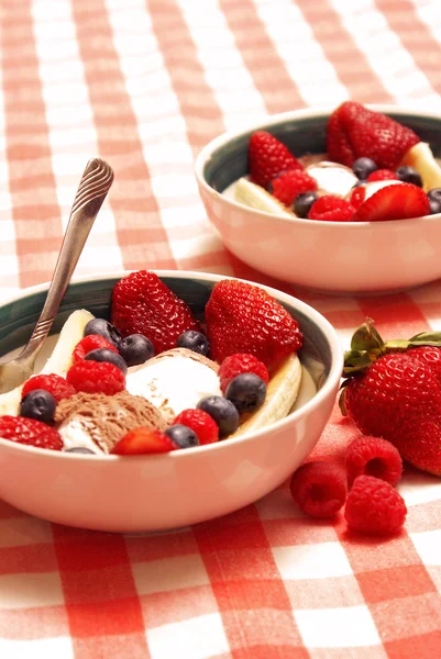 Helado y postre de frutas —  Fotos de Stock