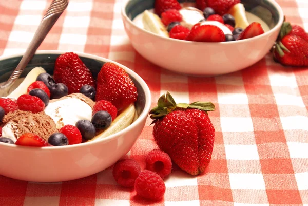 Helado y postre de frutas —  Fotos de Stock