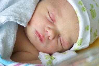 Yeni doğan çocuk giysili