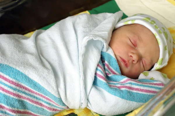 包まれた新生児男の子 — ストック写真
