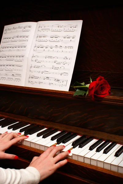 Пианино классической музыки — стоковое фото