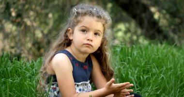 Güzel kız parkta, hayal.