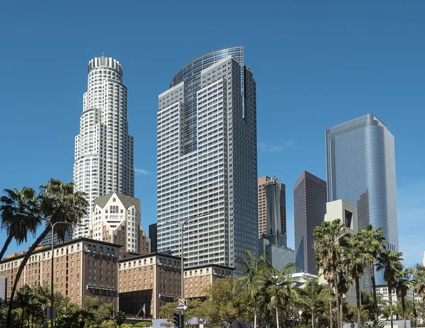 Downtown Los Angeles skyline över blå himmel bakgrund Stockbild