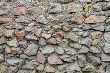 Çitin düz olmayan taş duvarı.