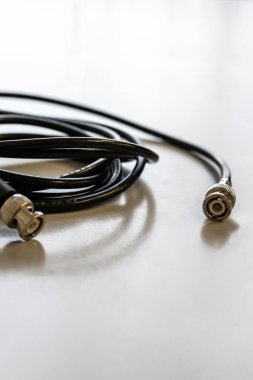 Radyo frekansı sinyalleri iletmek için ışık arkaplanındaki eş eksenli tel bobini