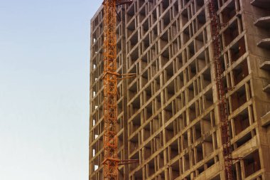 Apartman inşaatı, gökyüzüne karşı beton taban.
