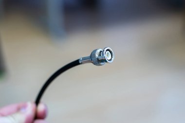 Açık arkaplan bilgisayar çevresindeki siyah kablo