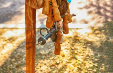 Ortaçağ savaşçısı mühimmatı. Ahşap barut şişesi ve bıçak takımı.