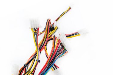Bilgisayar için izole edilmiş arkaplanda güç sağlayan çok renkli kablolar